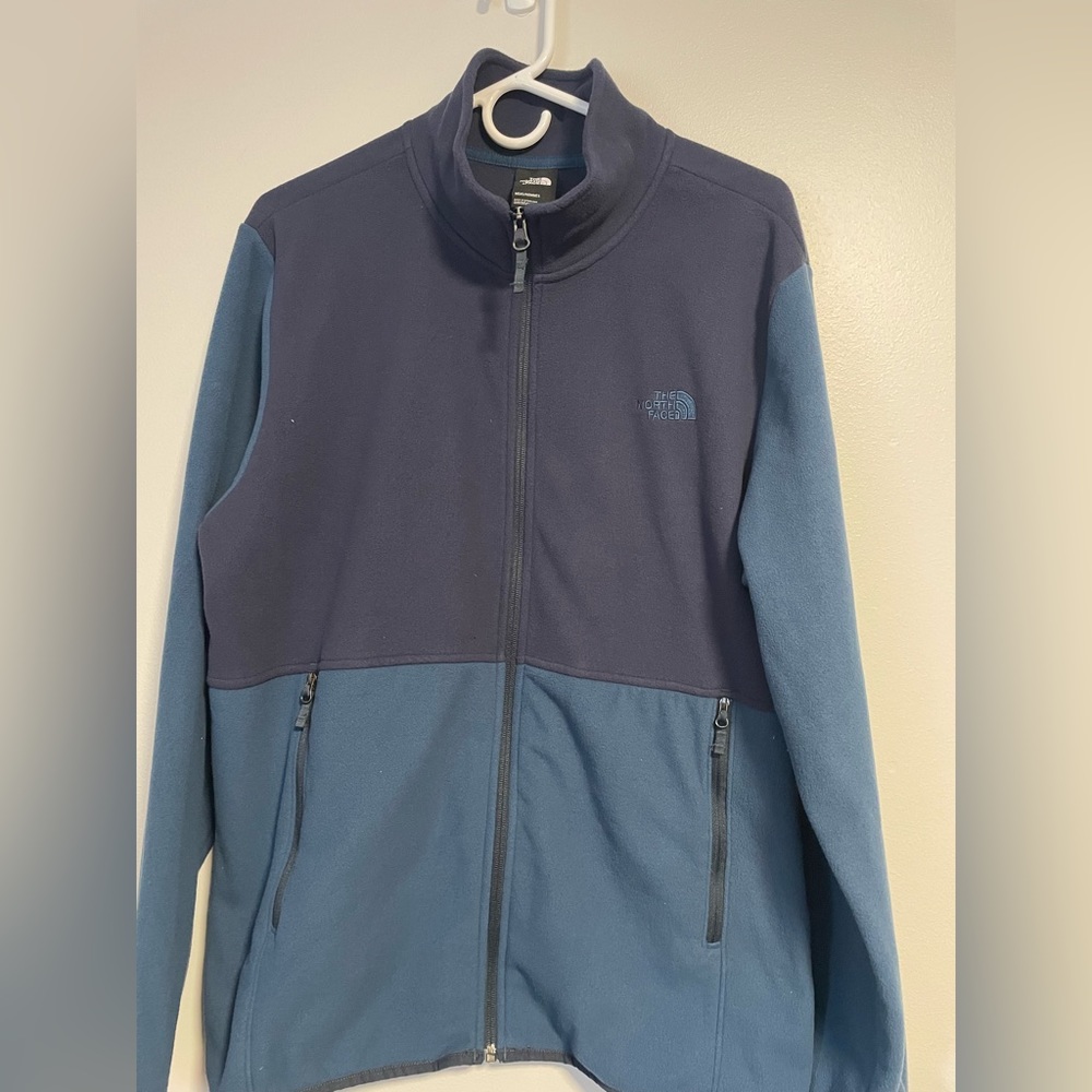 I am selling a North Face fleece, size large. Haven’t worn it, doesn’t have tags